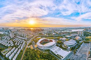 詹姆斯：浓眉现在正在向我学习如何从低位往外分球